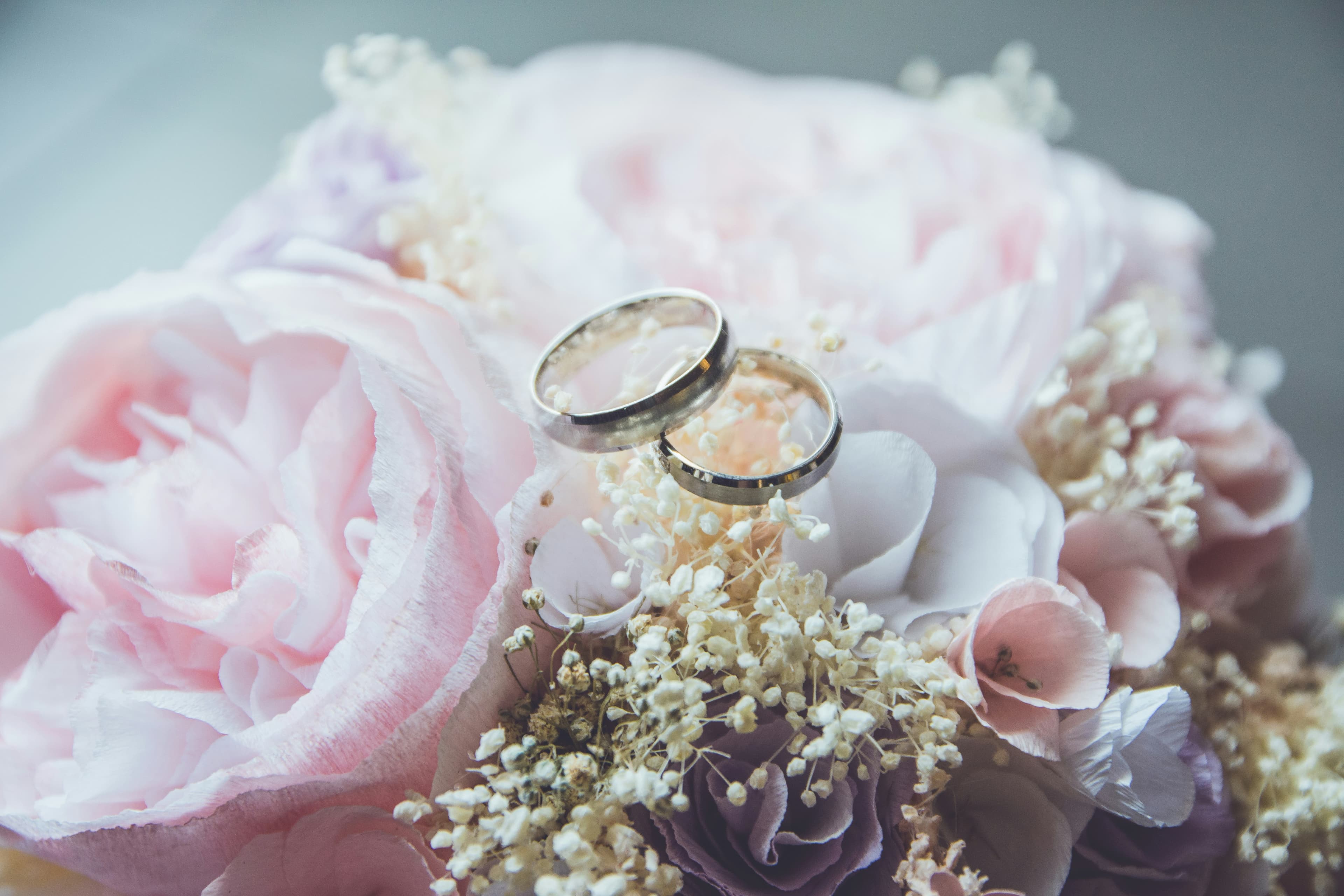 Gold wedding band representing celebrity marriage news and entertainment speculation