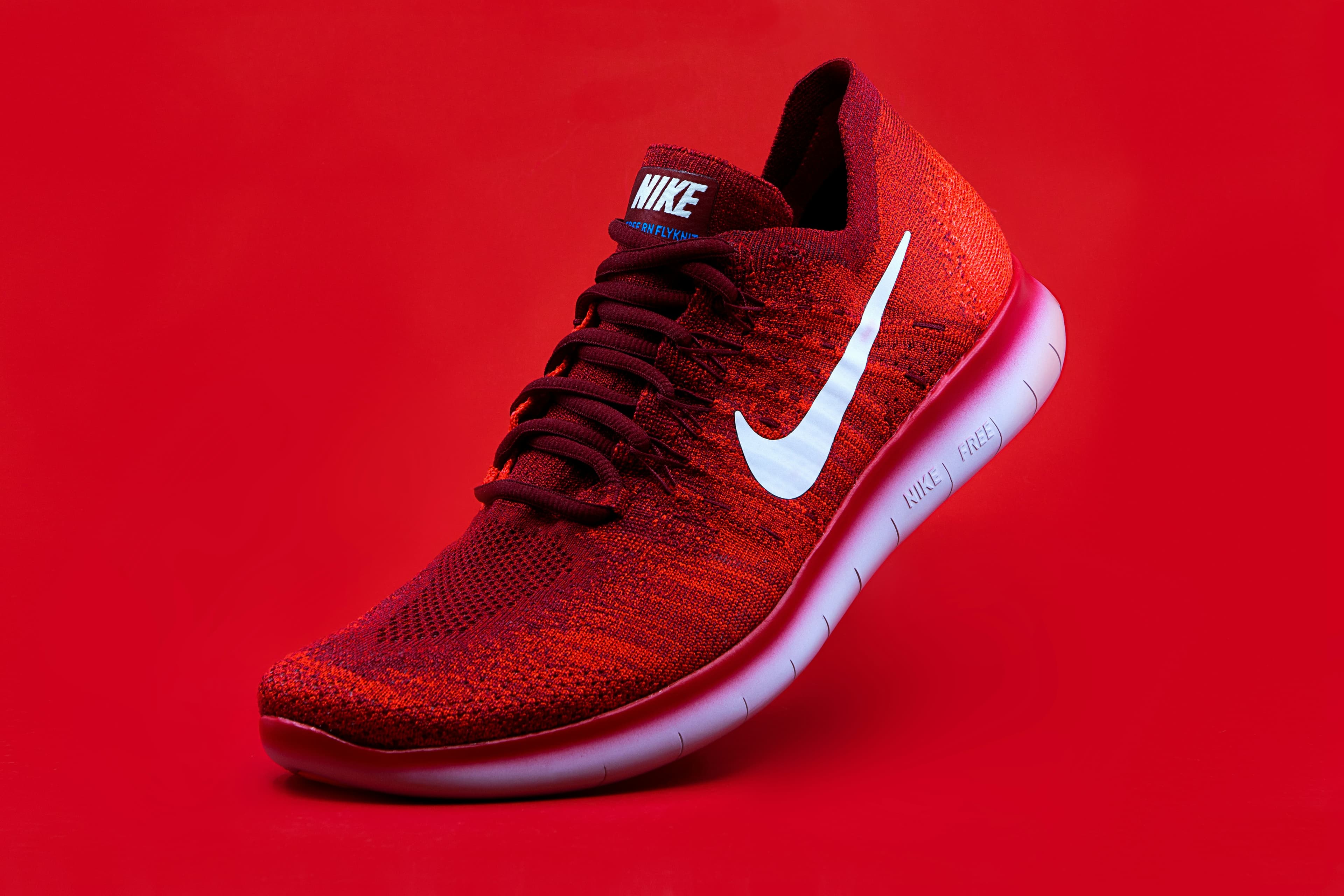 Nike faces pressure as global sales outlook weakens